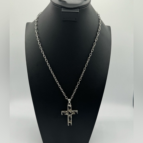Cross pendant with long chain - Picture 1 of 6